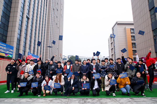 “青春不散，我們不老”——南京新華2019屆畢業(yè)典禮儀式成功舉行