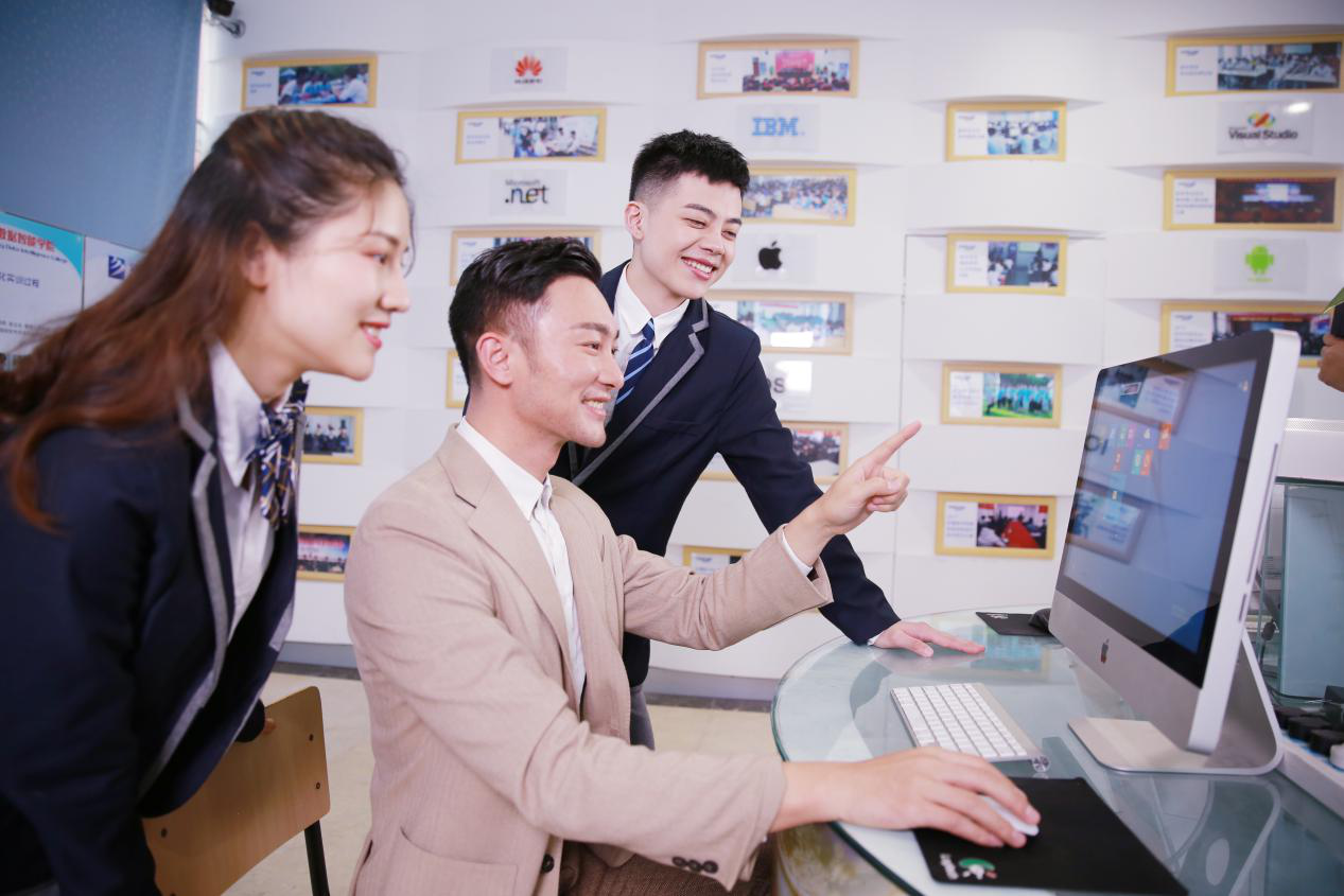 What？聽說新華云課堂能帶你走出傳統(tǒng)課堂，享受個性化學習！