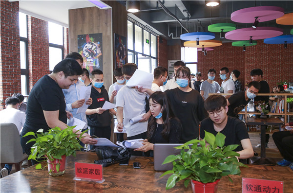 就業(yè)保障丨千企萬(wàn)崗進(jìn)校園，助力學(xué)子精準(zhǔn)就業(yè)！
