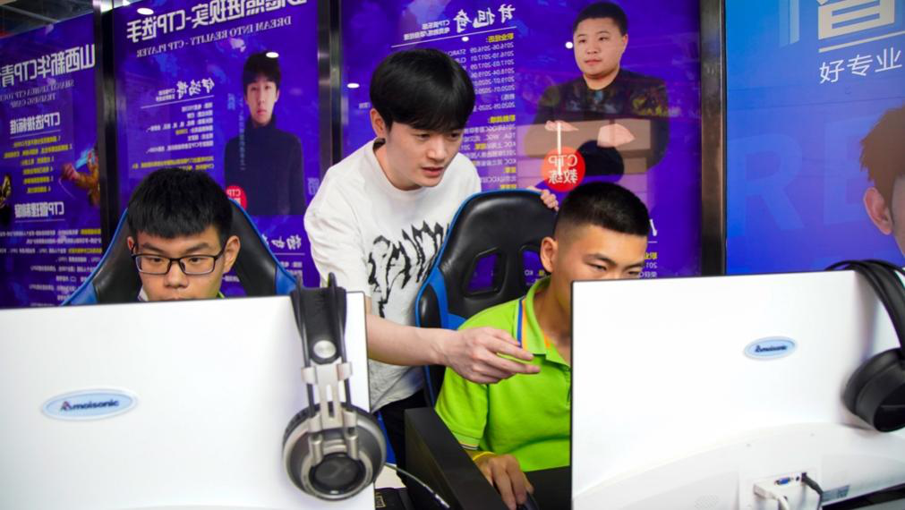 傳遞向上力量！新華電腦學(xué)?！独蠋焷砹恕?月繼續(xù)開講！