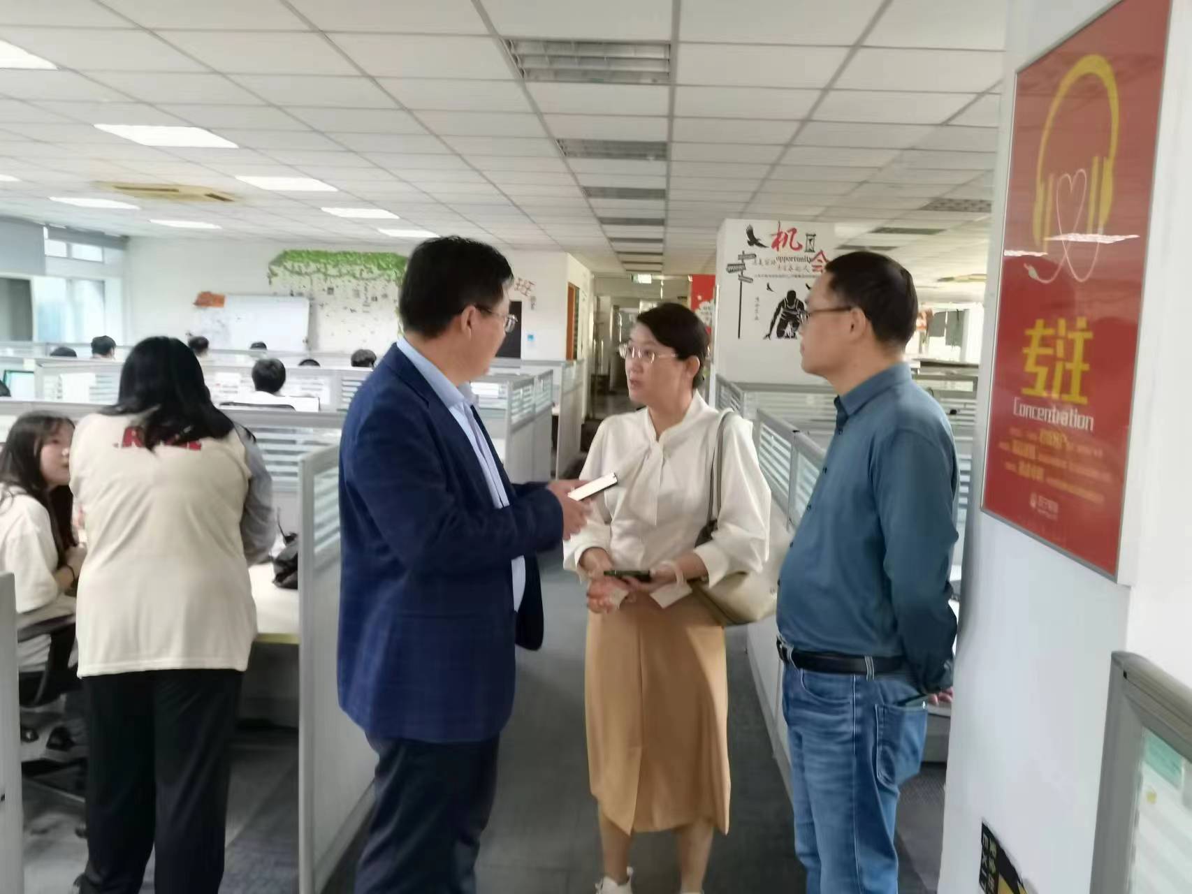 回訪企業(yè)實(shí)習(xí)學(xué)生，關(guān)懷職業(yè)成長道路