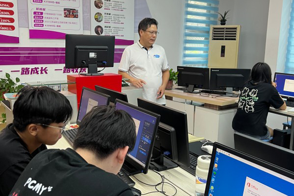 筑夢新崗位，啟航職場路 | 南京新華電腦開展就業(yè)指導(dǎo)宣講課