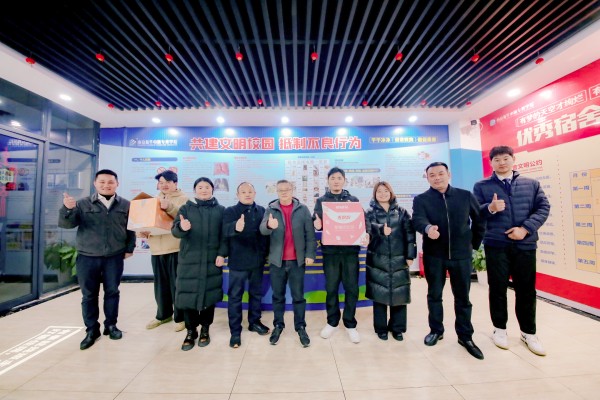 南京新華吳元紅校長(zhǎng)晚間慰問查寢，并為學(xué)生送關(guān)懷！